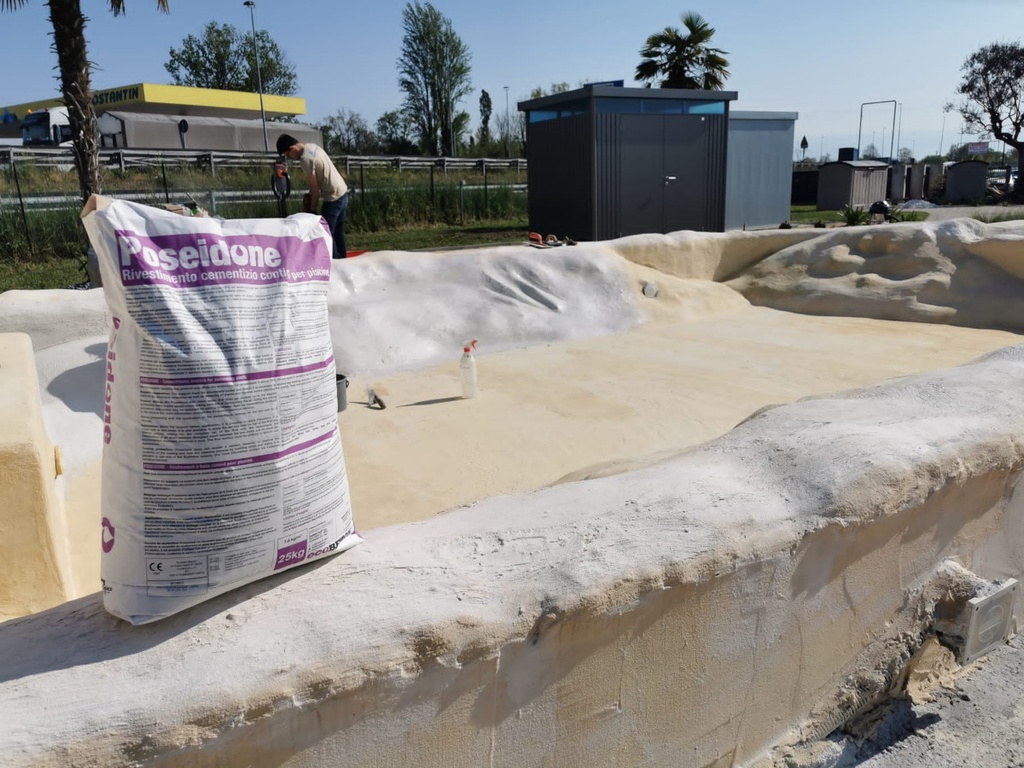 Example of a swimming pool with a natural design and curved lines created with Poseidone
